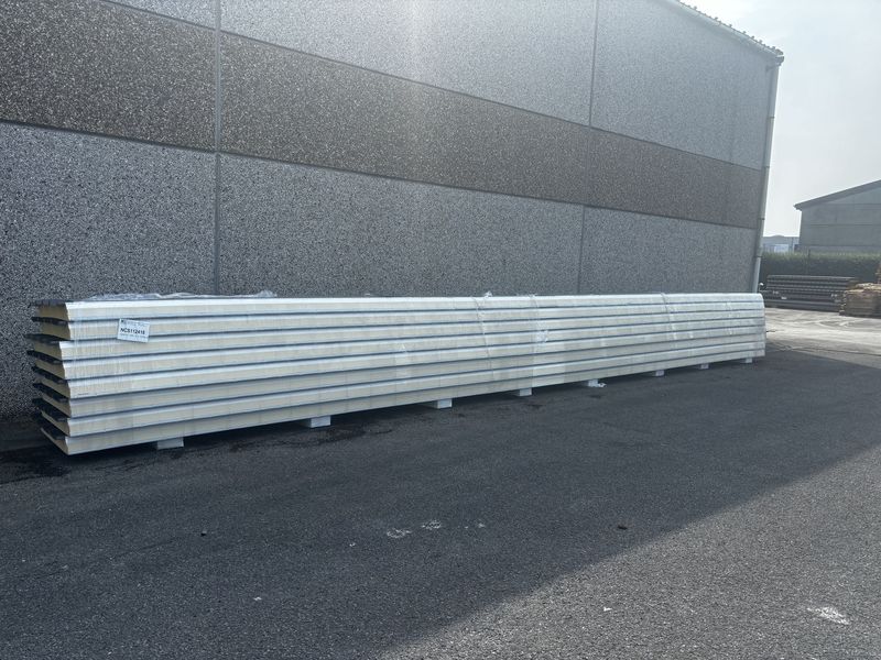 Isolatie dakpanelen DAK4 ECO 100 mm RAL 7018 - 8 lengtes 10700 mm (NCS112418)